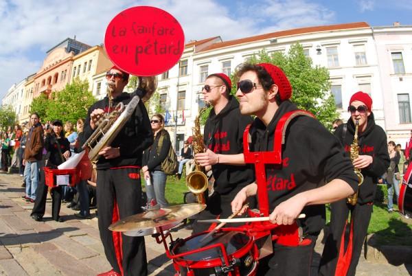 The La fanfare en pétàrd roams around the town during the University Days since 2009.