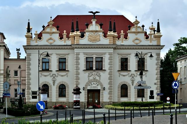 Wanda Siemaszkowa Theatre (also called the Falcon Building)