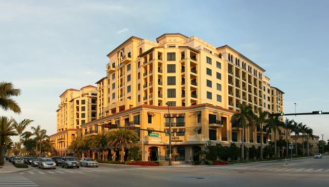 Art Deco building at intersection of Palmetto Park Rd and Mizner Blvd