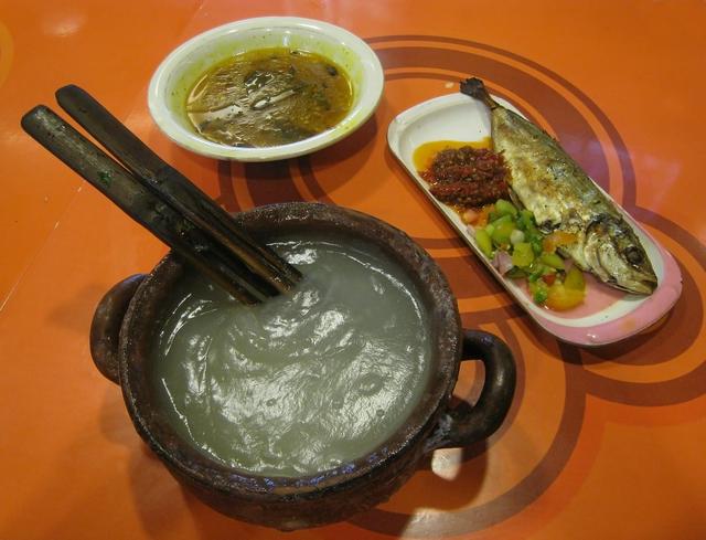 A typical papeda dish with fish and yellow soup