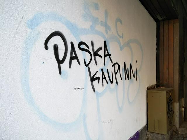 A version of the Paska kaupunni graffiti