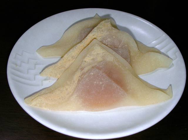 Hijiri, a peach-flavored type of yatsuhashi