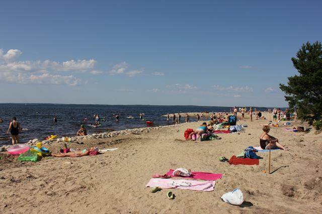 People summerbathing in a hot day at Paltaniemi beach