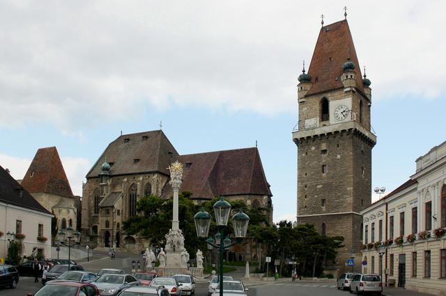 The main square of Perchtoldsdorf with the Wehrturm
