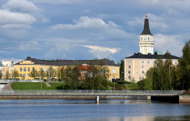 Oulun Lyseon Lukio upper secondary school and the Oulu Cathedral