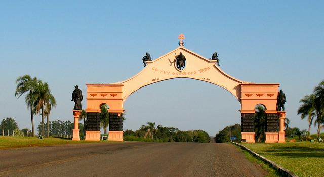 The city gate with the inscription "CO YVY OGUERECO YARA" which means "This land has an owner."