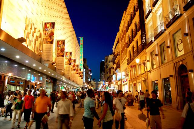 Calle de Preciados remains busy also after dusk