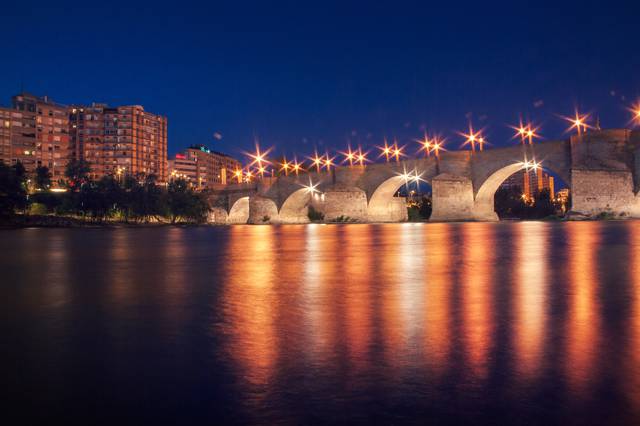 Puente de Piedra in the night