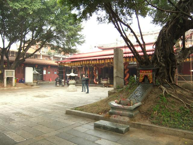 An ancient stone turtle (bixi) in the Tianhou Temple