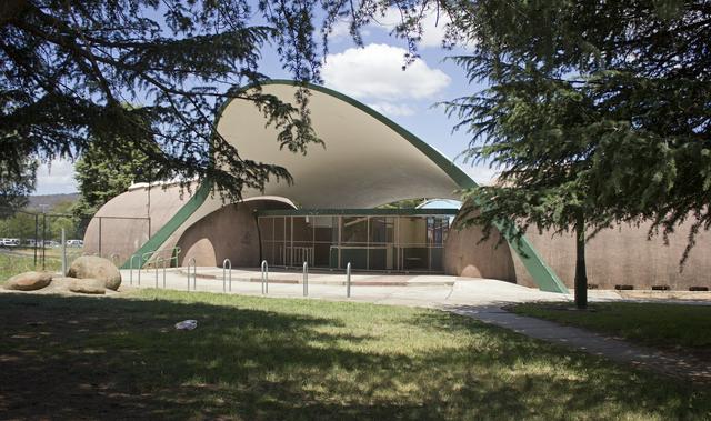 The entrance to the Queanbeyan War Memorial Swimming Pool