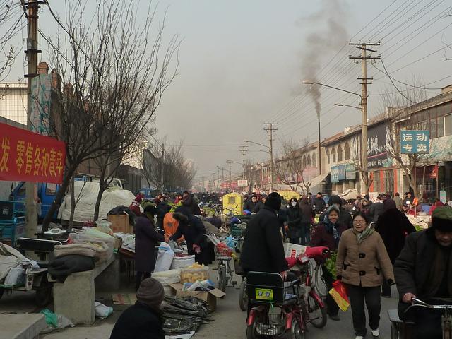 A busy street market in the Xiguan neighborhood, west of the Qufu Mosque