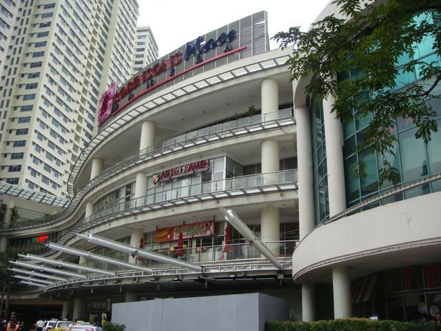 Robinsons Place Manila, the largest shopping mall in the city