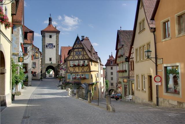 Plönlein, a former marketplace: on the left side, the Siebers-gate; on the right, the Kobolzeller-gate