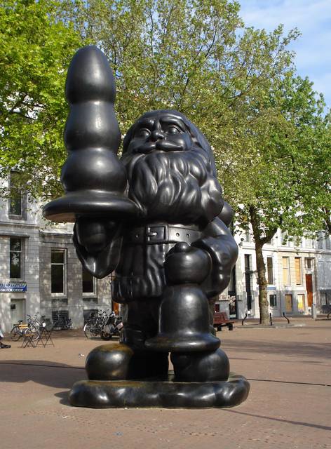 The Santa Claus statue on Eendrachtsplein impersonates the genius loci