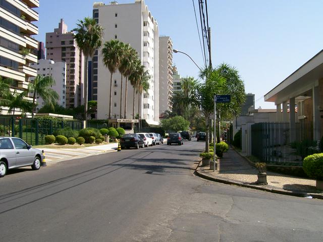 The affluent neighborhood of Cambuí has the highest concentration of bars and restaurants in Campinas.