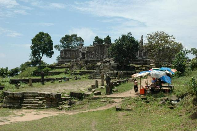 Avenue between temple gopura