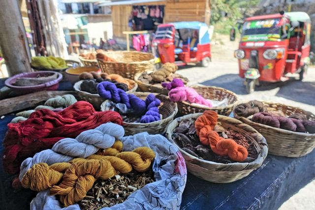 Cotton threads sold in San Juan. The baskets contain the material (fruits, vegetables, insects) that is used to dye them.