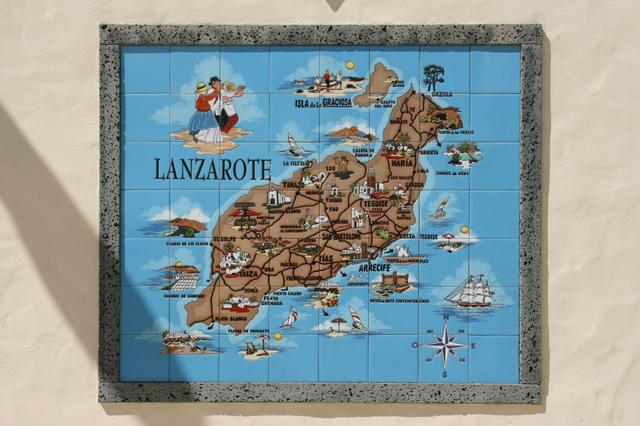 Map of Lanzarote showing key towns and sites of interest.