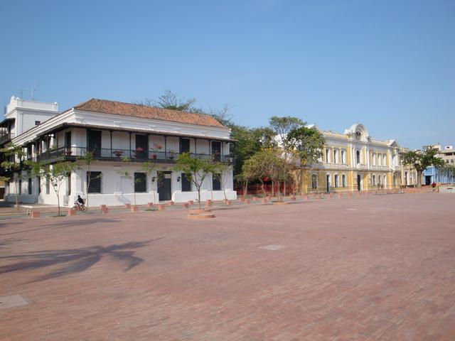 Plaza de Bolívar: Banco de la República and Café Juan Valdez