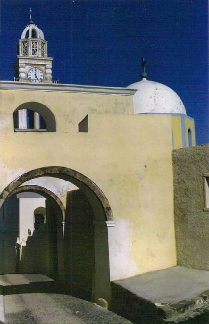 Backstreets of charming Firá, Santoríni