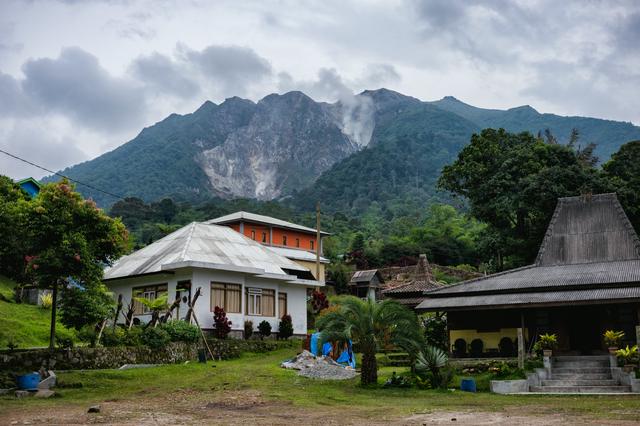 Sibayak volcano's south face from Lau Debuk Debuk hot springs