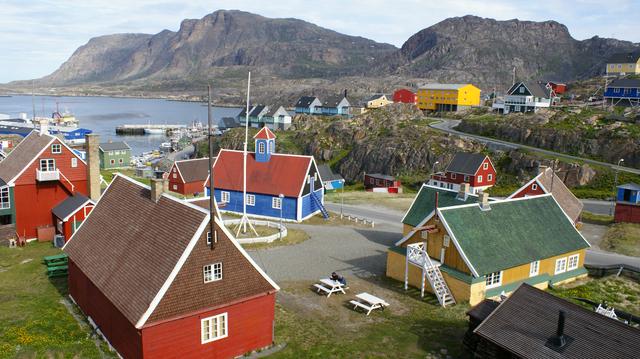 Centre of Sisimiut with the dramatic Palasip Qaqqaa massif in background.