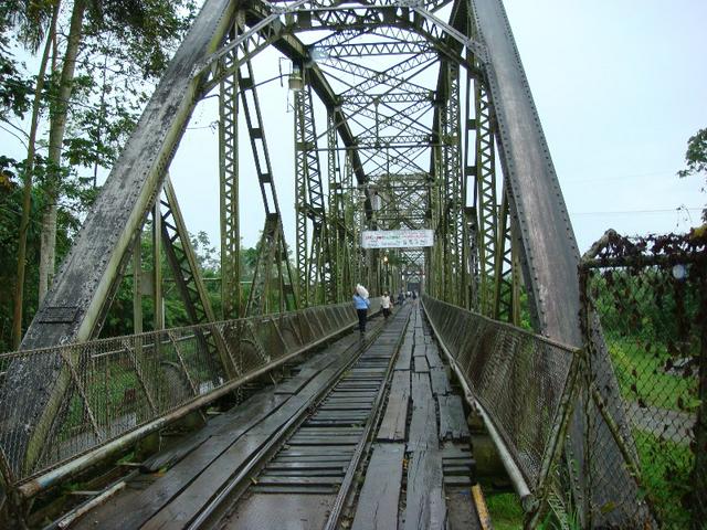 The old bridge at the border crossing in Sixaola. 