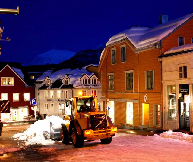 Snow clearing in Tromsø, between all the bars