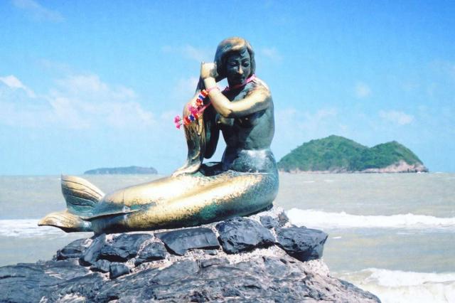 Mermaid statue at Samila beach with Ko Nu and Ko Maeo in the background