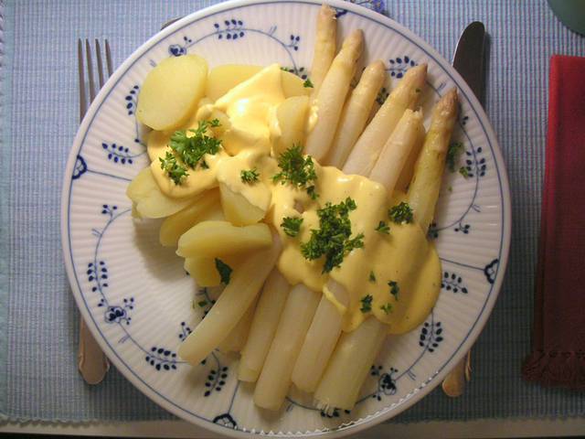 Asparagus with hollandaise sauce and potatoes