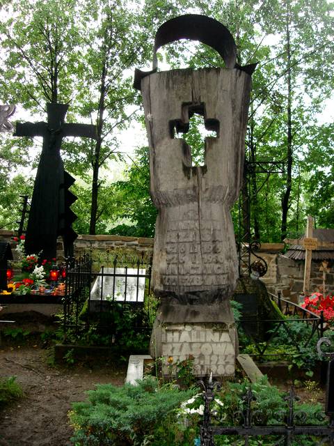 One of the tombstones at Pęksowy Brzyzek