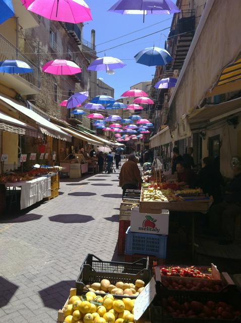 Strata 'a Foglia street market.