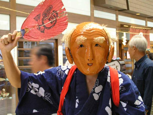 Suin-kyo with his fortune-granting fan