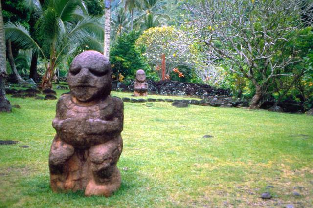 Statues in Marae Arahurahu