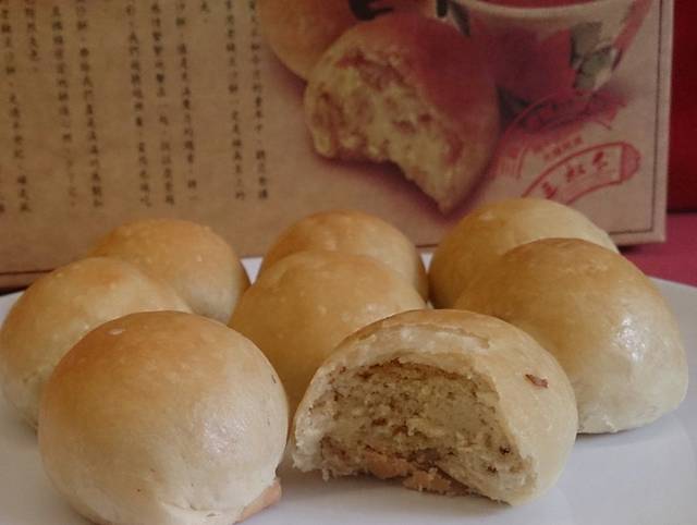 Tambun pneah, a flaky pastry with mung bean filling