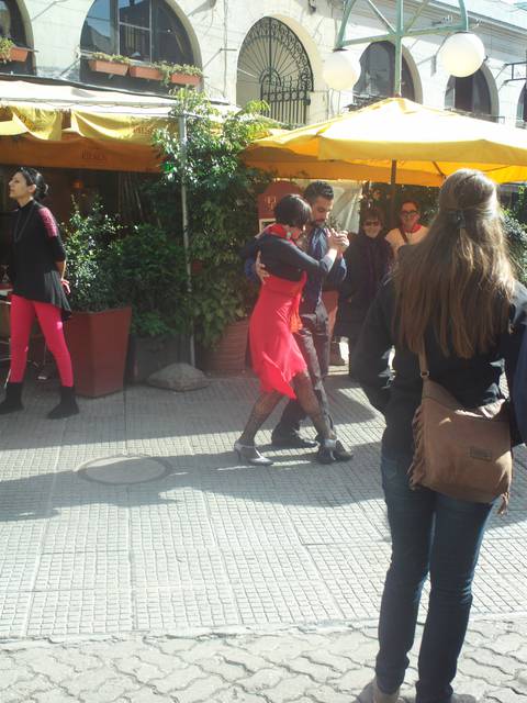 Tango dance performance outside Mercado del Puerto