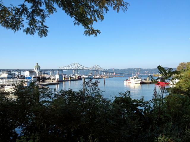 Tarrytown Marina. The Tappan-Zee Bridge, connecting Tarrytown with Nyack, is in the background