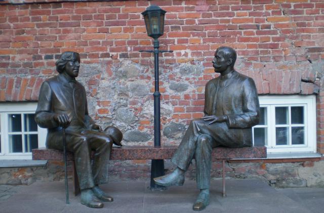 Statue of Oscar Wilde and Eduard Vilde in Tartu