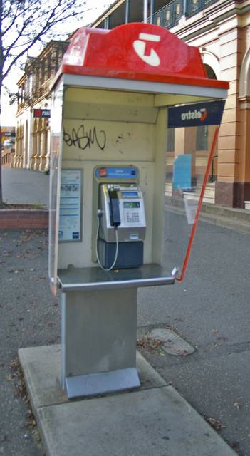 A typical Telstra payphone booth