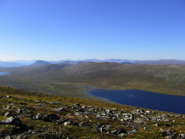 View from the Termisvaara fell. Fell heath, bare rock on the slopes, some bogs in the valley, which at 620 m also is above the treeline.