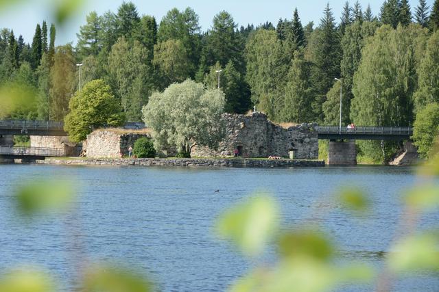 The castle ruins of Kajaani.