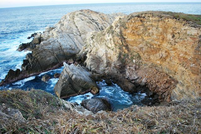 Viewing down from the cliff to the rock pool