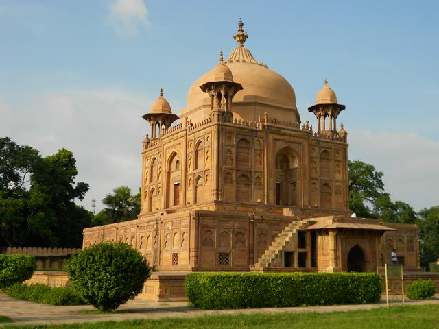 A tomb in Khusro Bagh