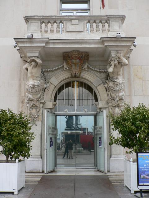 Caryatids at the entrance of the City Hall