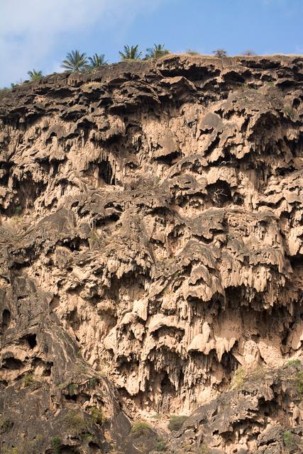 Travertine curtain in Wadi Darbat