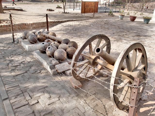 Cannon displaying outside the museum