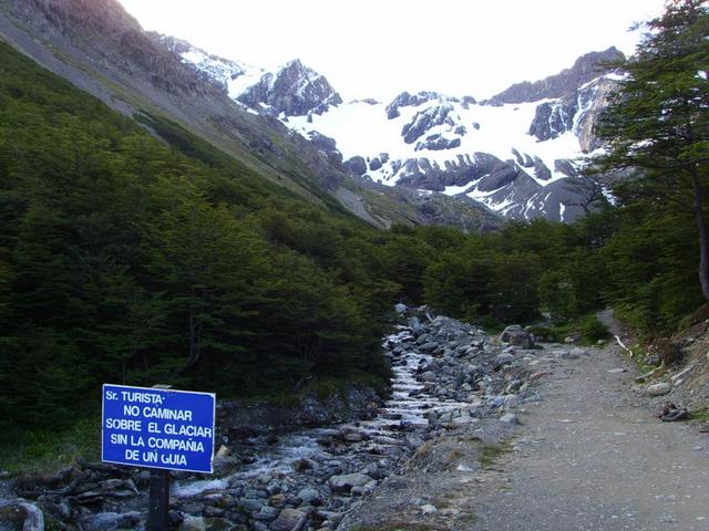 The path to Monte Martial. The sign warns tourists not to walk on the glacier without a guide