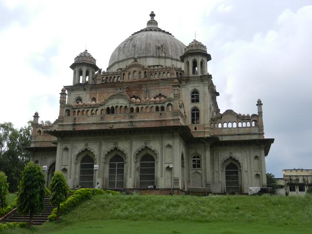 Tomb of Nawab Sadaat Ali Khan