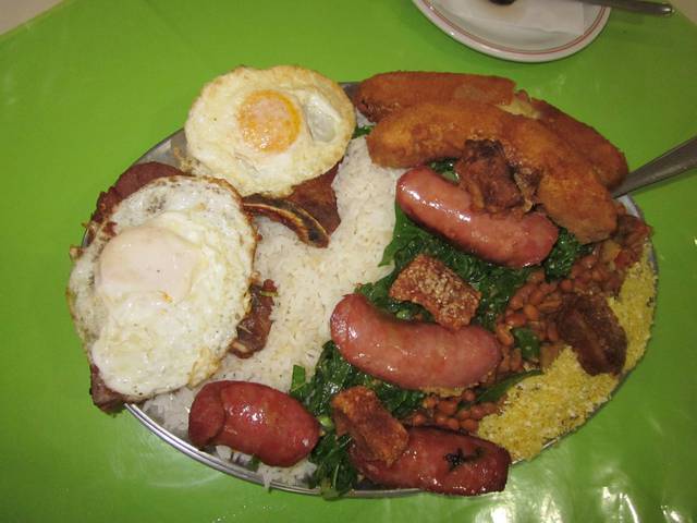 Virado à Paulista, a typical dish from the state of São Paulo.