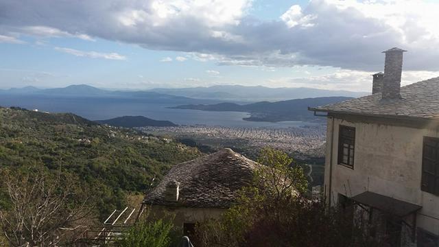 About everywhere you go in Makrinitsa you will get a magnificent scenic view of Volos